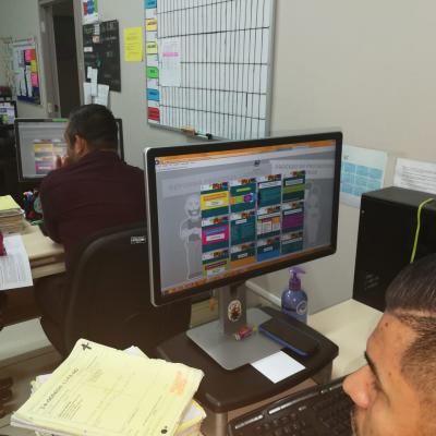 Hombre y mujer sentados en sus escritorios correspondientes