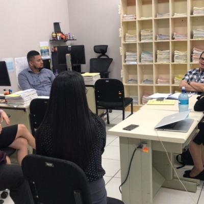 Grupo de personas reunidas en oficina