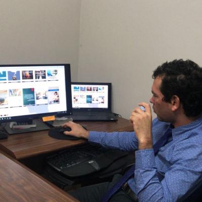 Hombre en su escritorio revisando sitio web