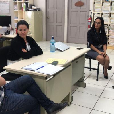 Mujeres reunidas hablando con dos hombres