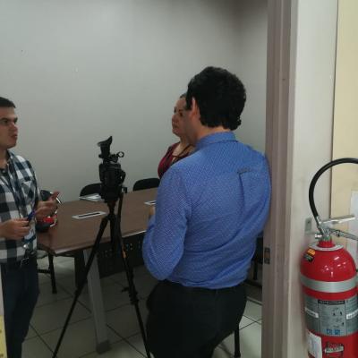 Personas discutiendo en sala de reuniones