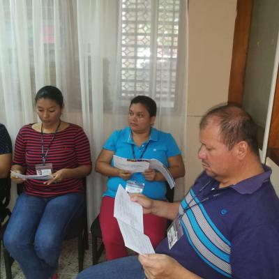 Grupo de personas leyendo documentos