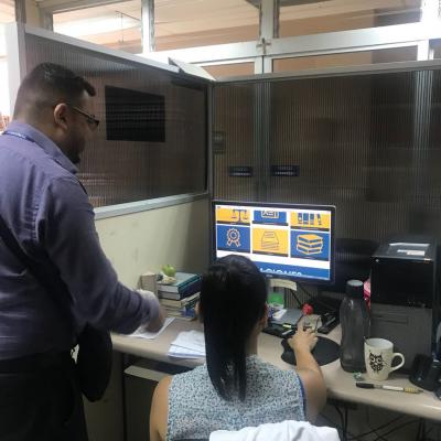 Mujer trabajando en su oficina junto con un compañero de trabajo