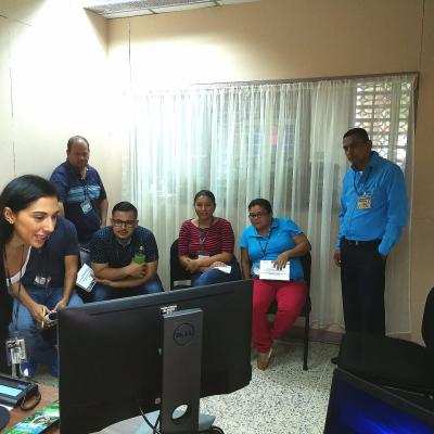 Personas reunidas observando un monitor