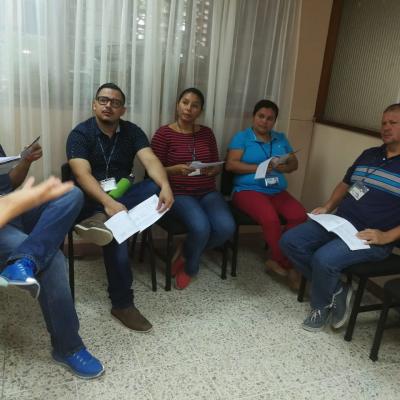 Grupo de personas discutiendo