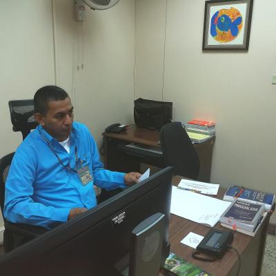 Hombre trabajando en su oficina