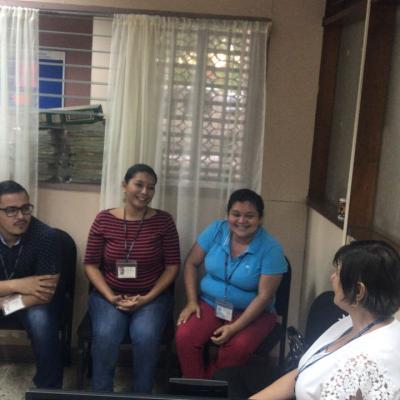 Personas reunidas conversando