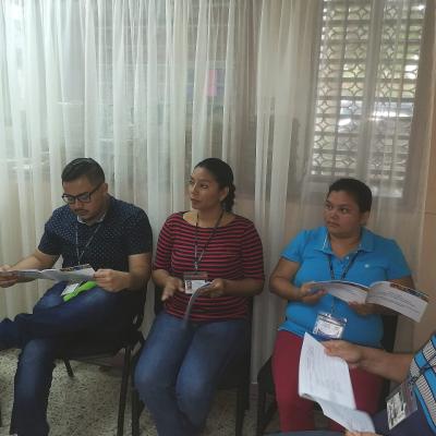 Personas reunidas sujetando un documento