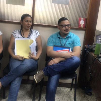 Dos mujeres y un hombre sentados en la oficina