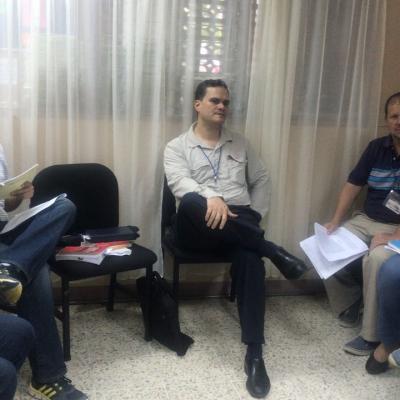 Personas reunidas en la oficina