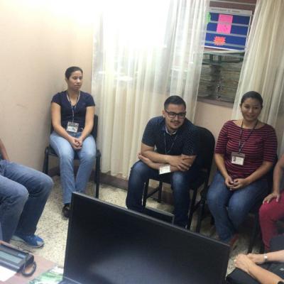 Equipo de trabajo reunidos en la oficina
