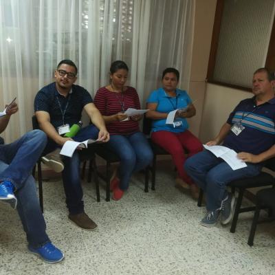 Grupo de personas reunidas en una sala