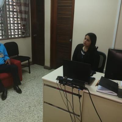 Hombre y mujer sentados en la oficina