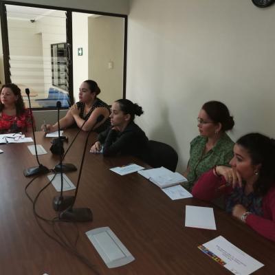 personas sentadas capacitándose
