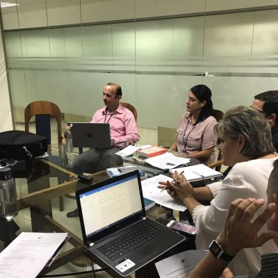 Grupo de personas sentadas en sala de reuniones