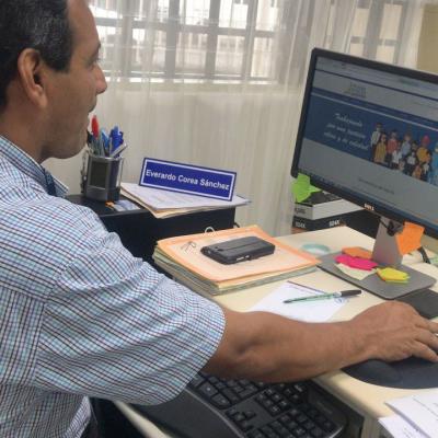 Hombre utilizando una computadora en su escritorio