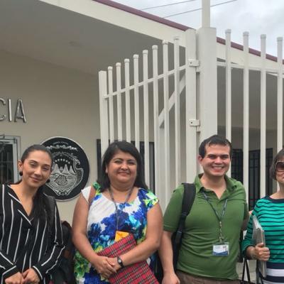 Grupo de personas de pie sonriendo