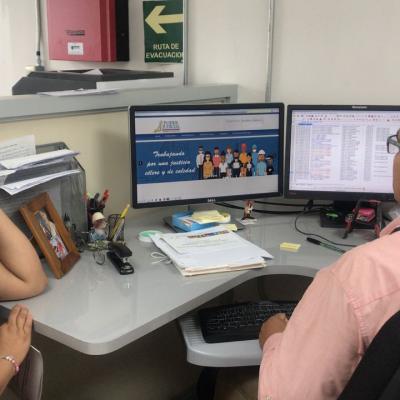 Personas utilizando la computadora en la oficina