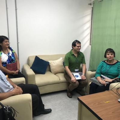 Personas sentadas en los sillones de la oficina