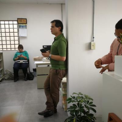 Hombre de pie recostado a la pared