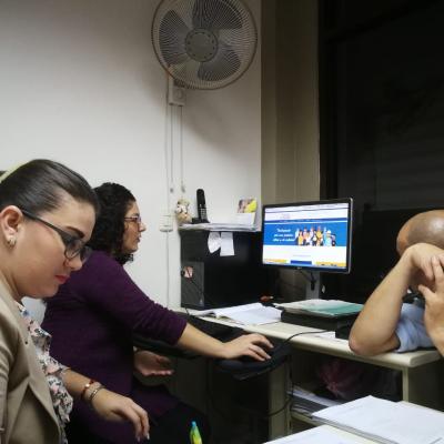 Dos mujeres trabajando en la oficina