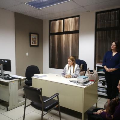 Mujer trabajando en su escritorio