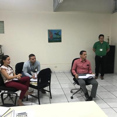 Equipo de trabajo en una reunión