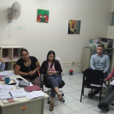 Equipo de trabajo reunido en la oficina
