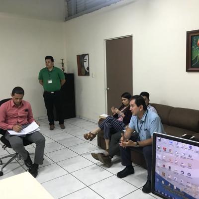 Personas en una reunión de trabajo