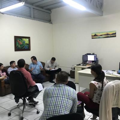 Equipo de trabajo discutiendo en una reunión