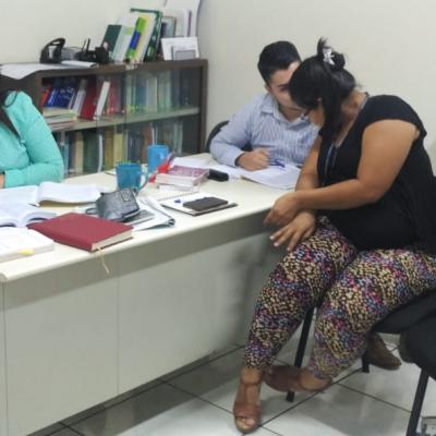 Dos mujeres y un hombre dialogando en la oficina