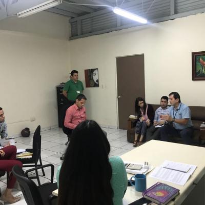 Personas reunidas discutiendo