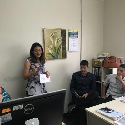 Dos hombres y una mujer discutiendo en la oficina