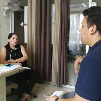 Hombre y mujer conversando 