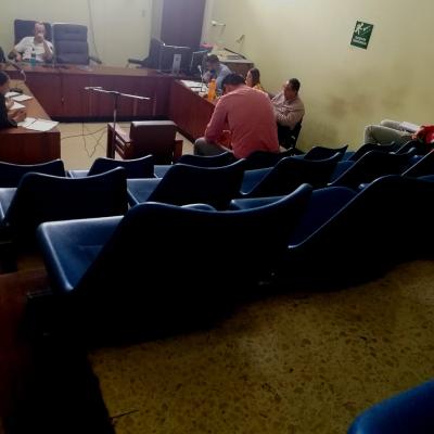 Grupo de personas en una sala de reuniones