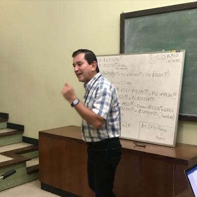 Hombre explicando frente a otras personas