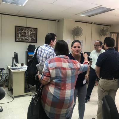 Personas se saludan y conversan en la oficina