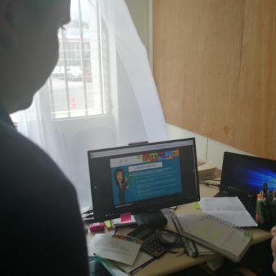 Persona viendo una presentación en computadora