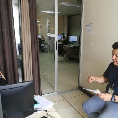 Hombre explicando un documento a otra persona