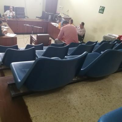 Personas dentro de una sala de reuniones
