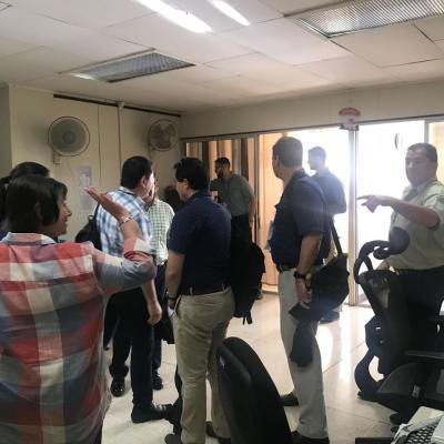 Grupo de personas de pie conversando