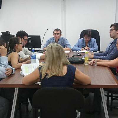 Personas alrededor de una mesa en una reunión