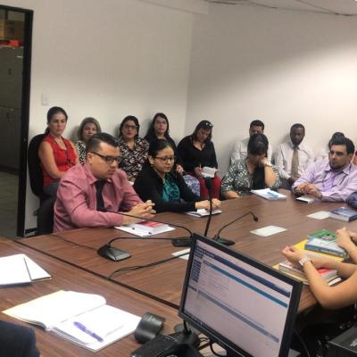 Personas sentadas en una sala de reuniones 