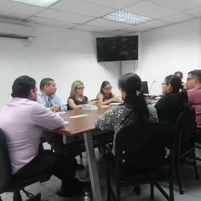 Personas sentadas alrededor de una mesa reuniones 