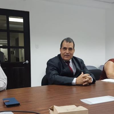 Ejecutivo sentado frente a mesa de reuniones
