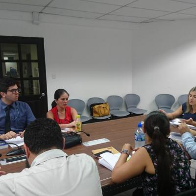 Personas en sala de reuniones