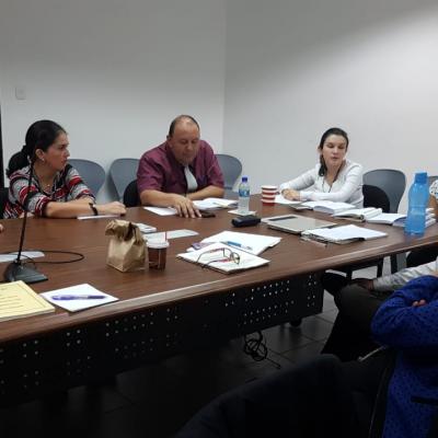 Grupo de personas en una sala de reuniones