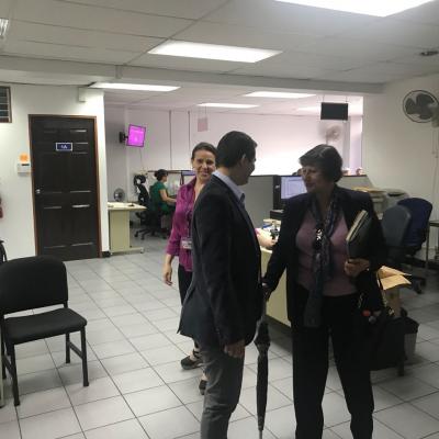 Personas conversando en los pasillos de las oficinas