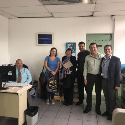 Grupo de personas posando para una foto en el lugar de trabajo