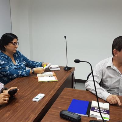 Personas en una sala de reuniones 